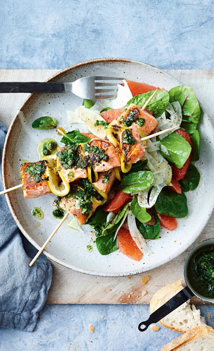 Lachsspieße mit Spinat-Grapefruit-Salat