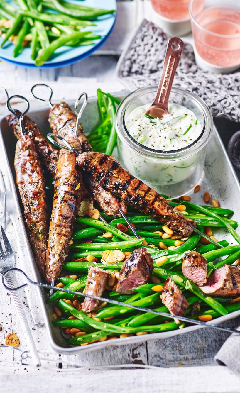 Lammspieße mit Minze und Knoblauchbohnen