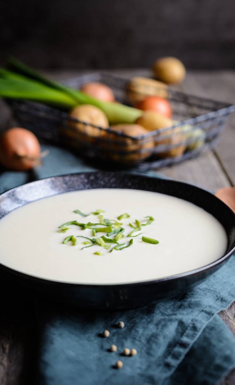 Kartoffel-Lauchcremsuppe mit Mascarpone getoppt von Lauchringen in einem Suppenteller