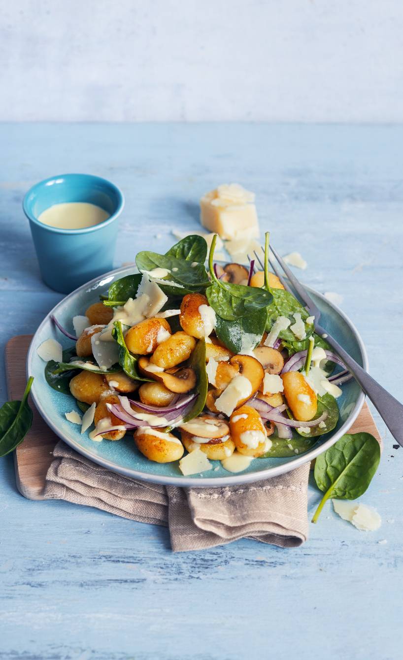 Lauwarmer Gnocchi-Salat mit gebratenen Champignons und Parmesandressing