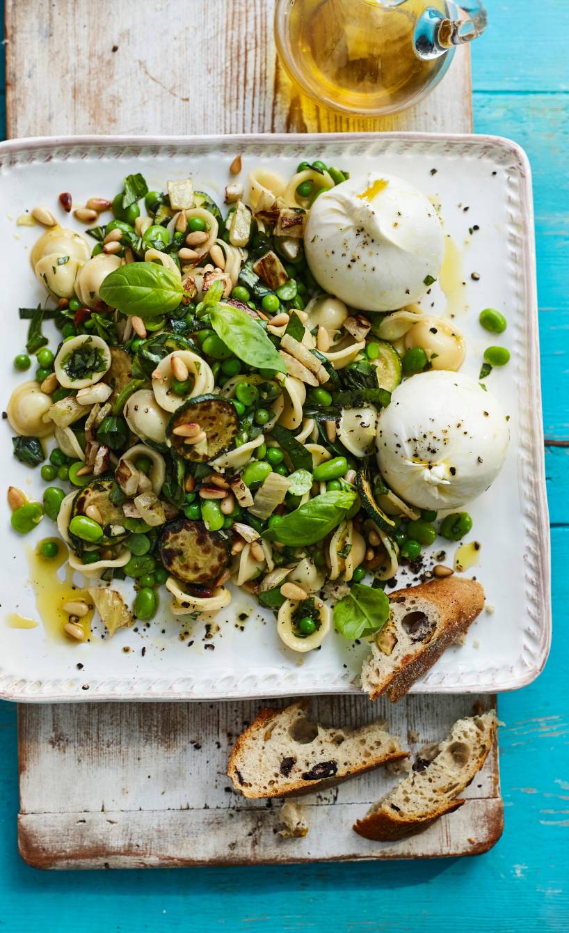 Lauwarmer Orecchiettesalat mit Erbsen, Burrata und Pinienkernen