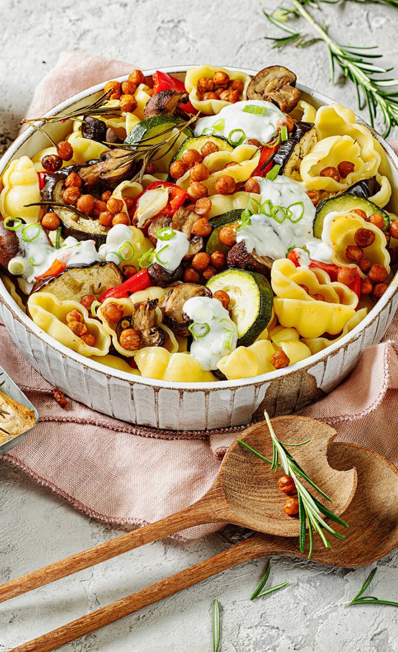 Lauwarmer Pastasalat mit Ofengemüse