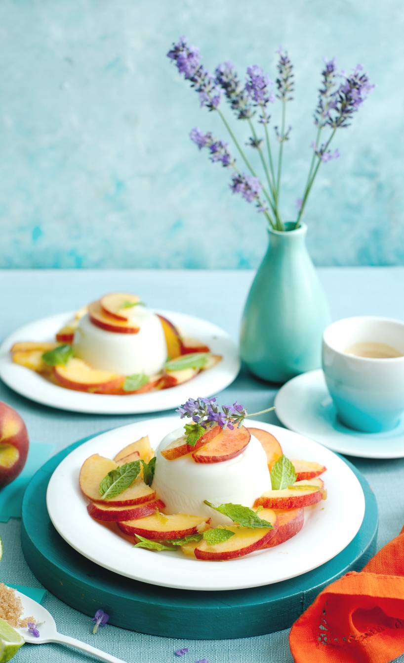 Lavendel-Pannacotta mit Pfirsichsalat