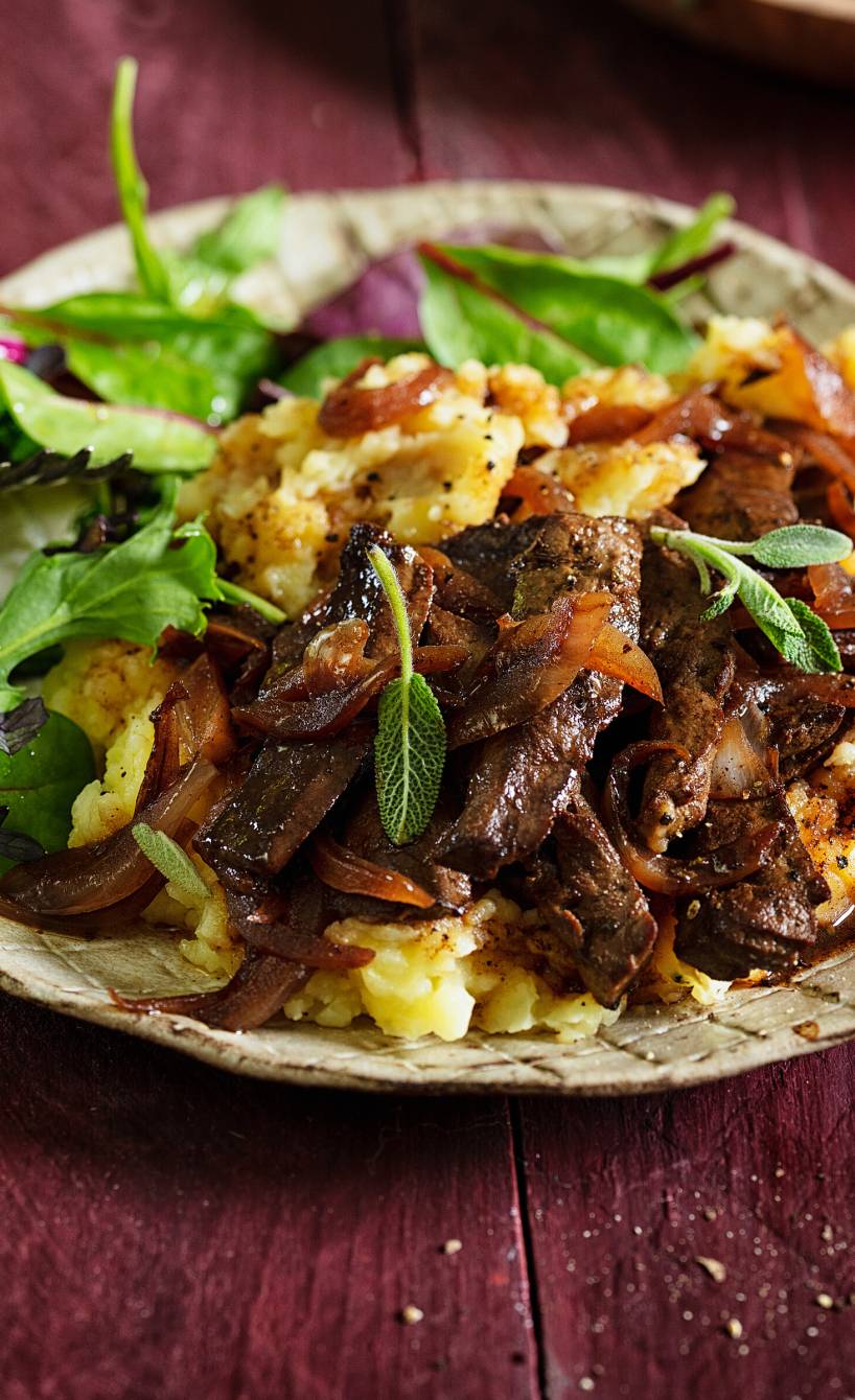 Fegato alla Veneziana auf einem Teller, daneben Salat und Kartoffelstampf