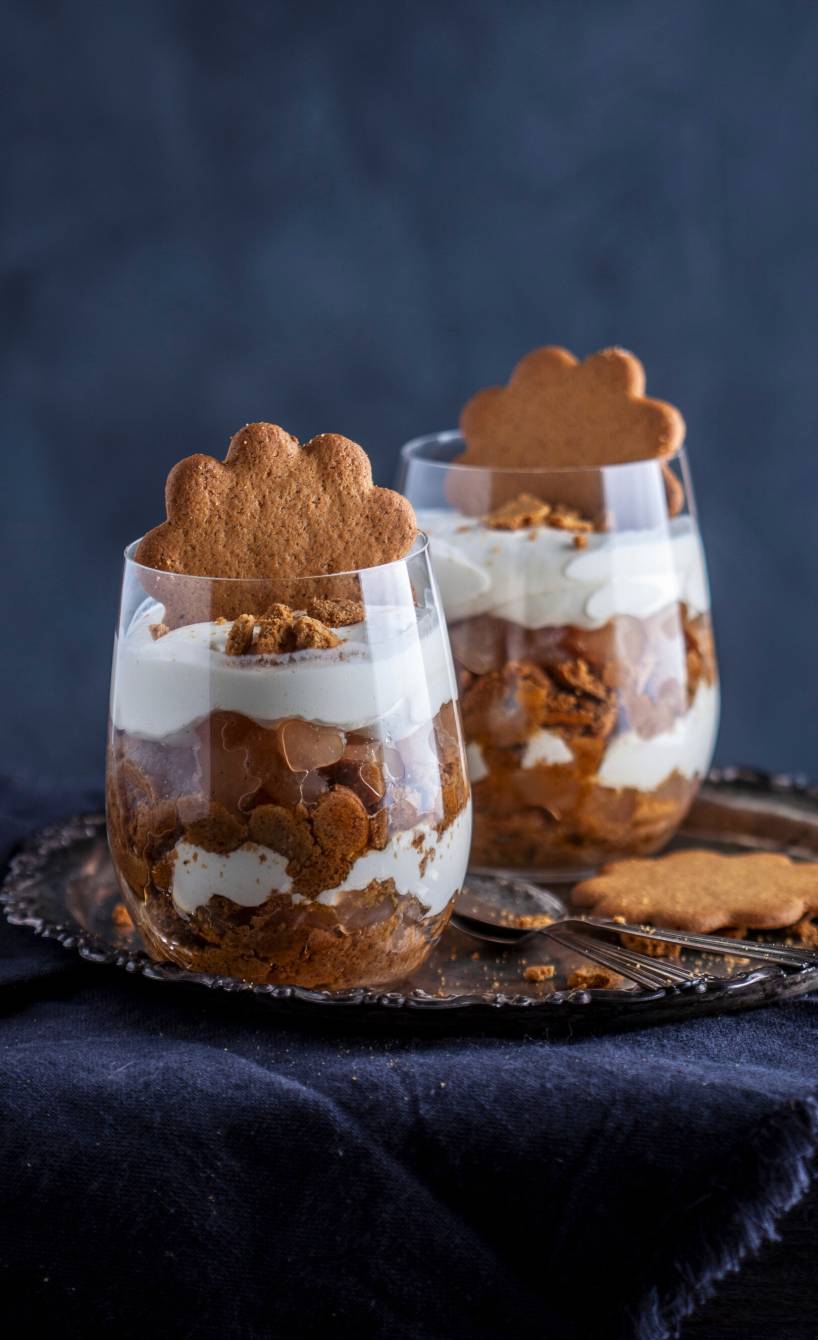 Zwei Gläser mit Bratapfel-Lebkuchen-Schichtdessert auf einem Tisch