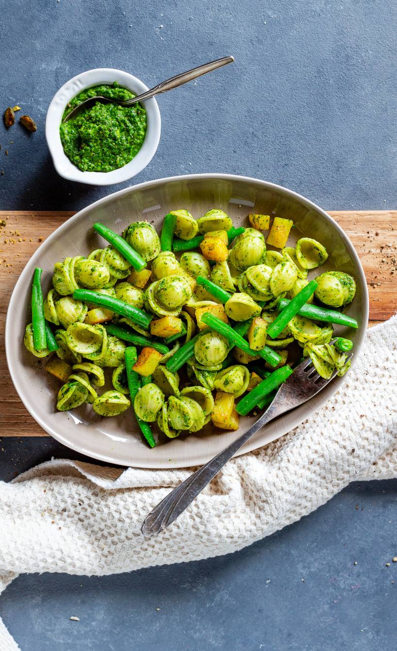 Ligurische Orecchiette mit Bohnen, Kartoffeln und Pistazienpesto