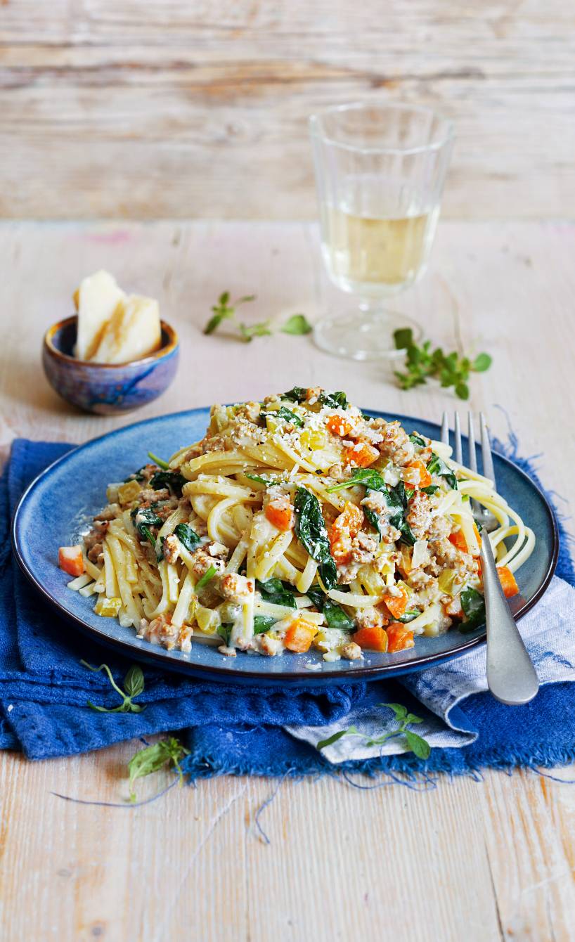 Linguine mit leichter Geflügel-Bolognese und Babyspinat