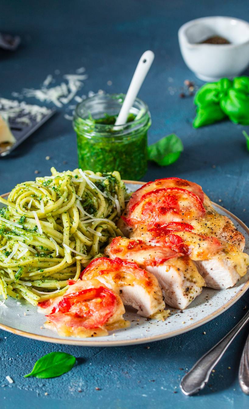 Linguine mit Pesto und überbackenem Tomate-Mozzarella-Hähnchen
