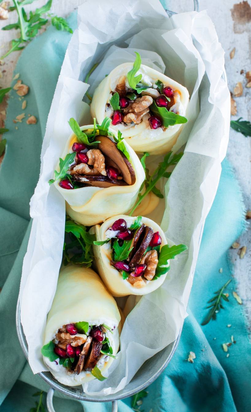 Low-Carb-Wraps aus Mozzarella gefüllt mit Gemüse aufgestellt auf einem Teller