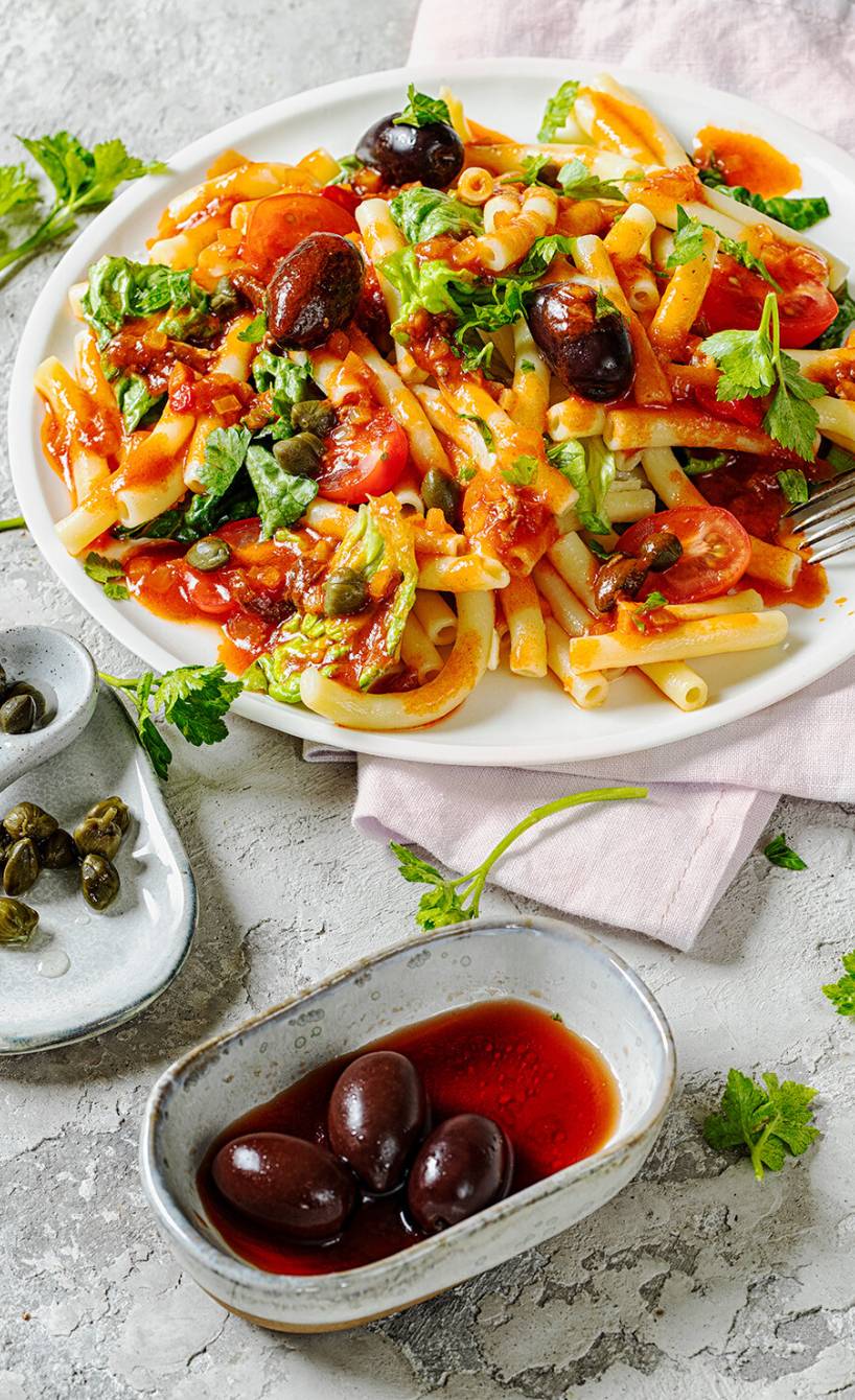 Würziger Maccheroni-Salat alla puttanesca | SoIsstItalien