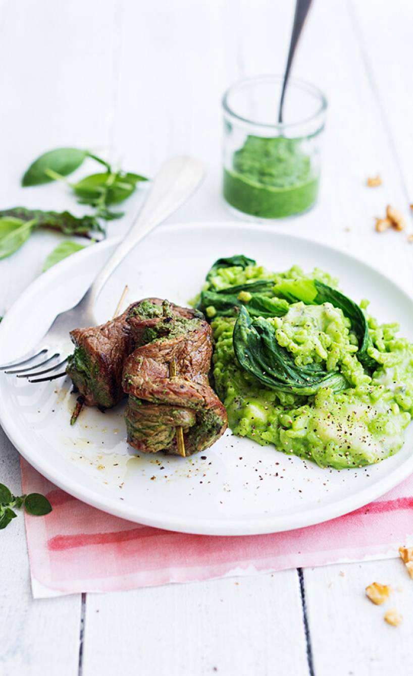 Steakröllchen mit Gorgonzola-Mangold-Füllung angerichtet neben Mangold-Risotto auf einem Teller