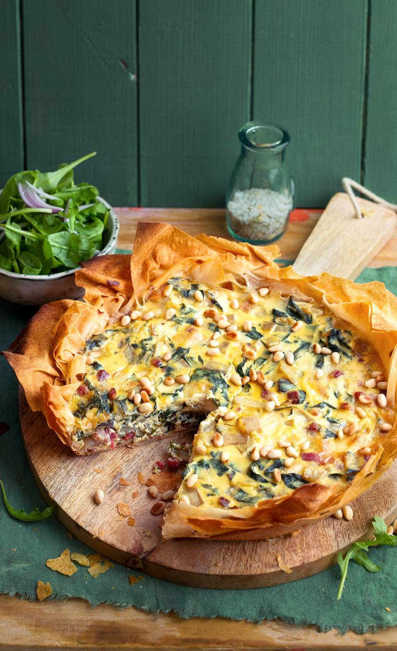 Mangold-Taleggio-Tarte mit Pancetta und Rucolasalat