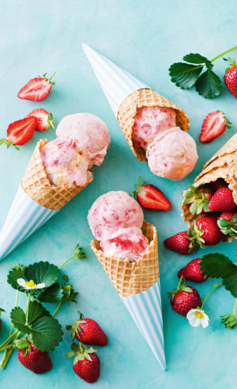 Marmoriertes Erdbeer-Sahne-Eis