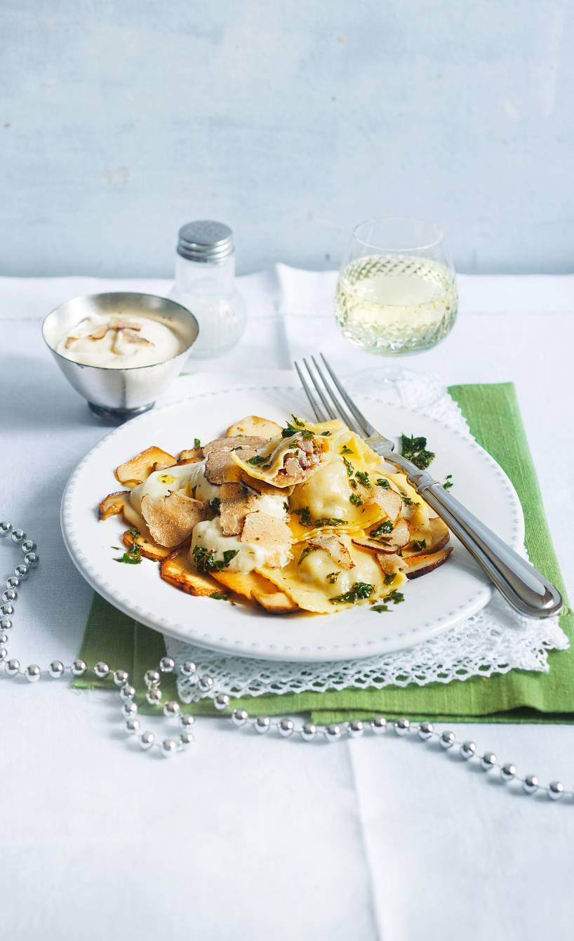 Ravioli mit Maronen-Ricotta-Füllung auf Steinpilzen mit Trüffel-Sahnesoße
