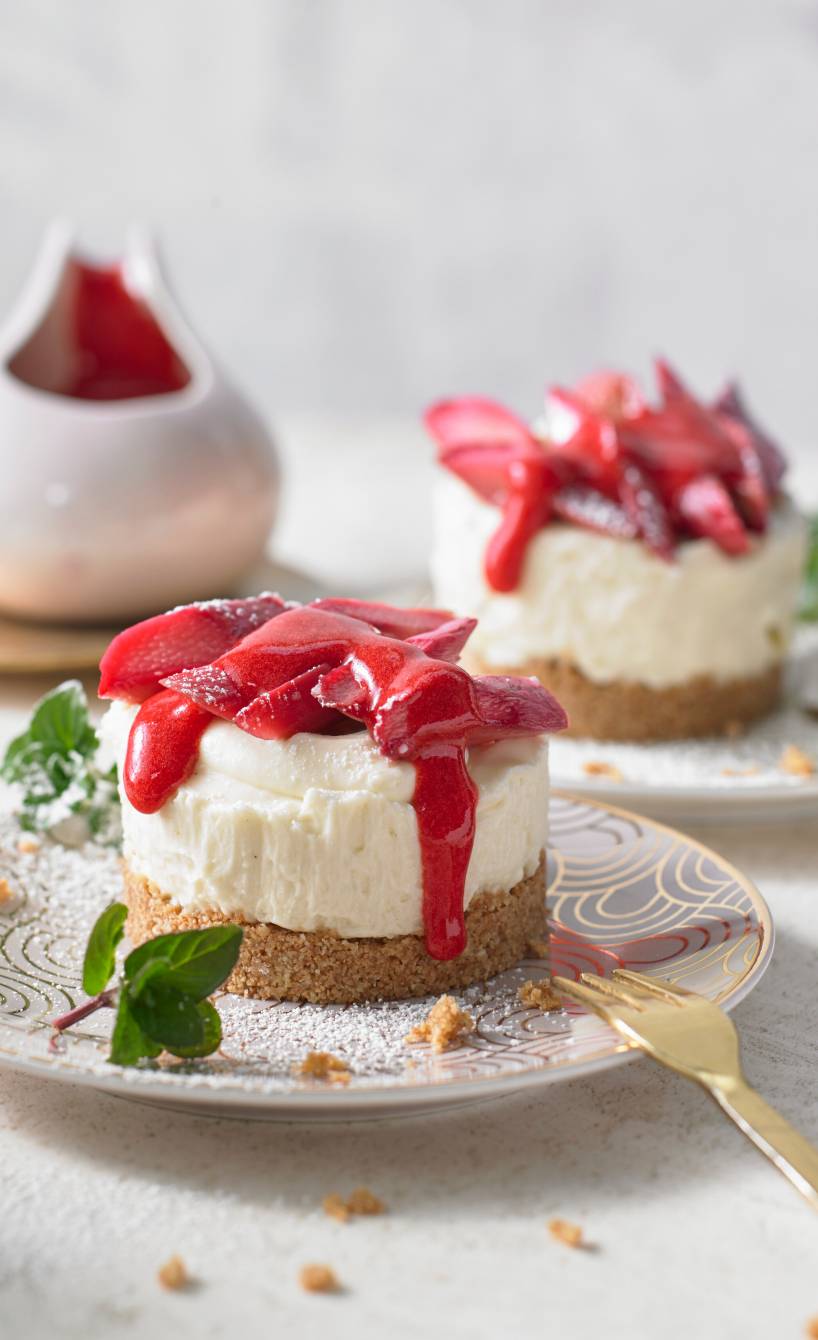 Mini-Cheesecakes mit Ofenrhabarber und Himbeersoße