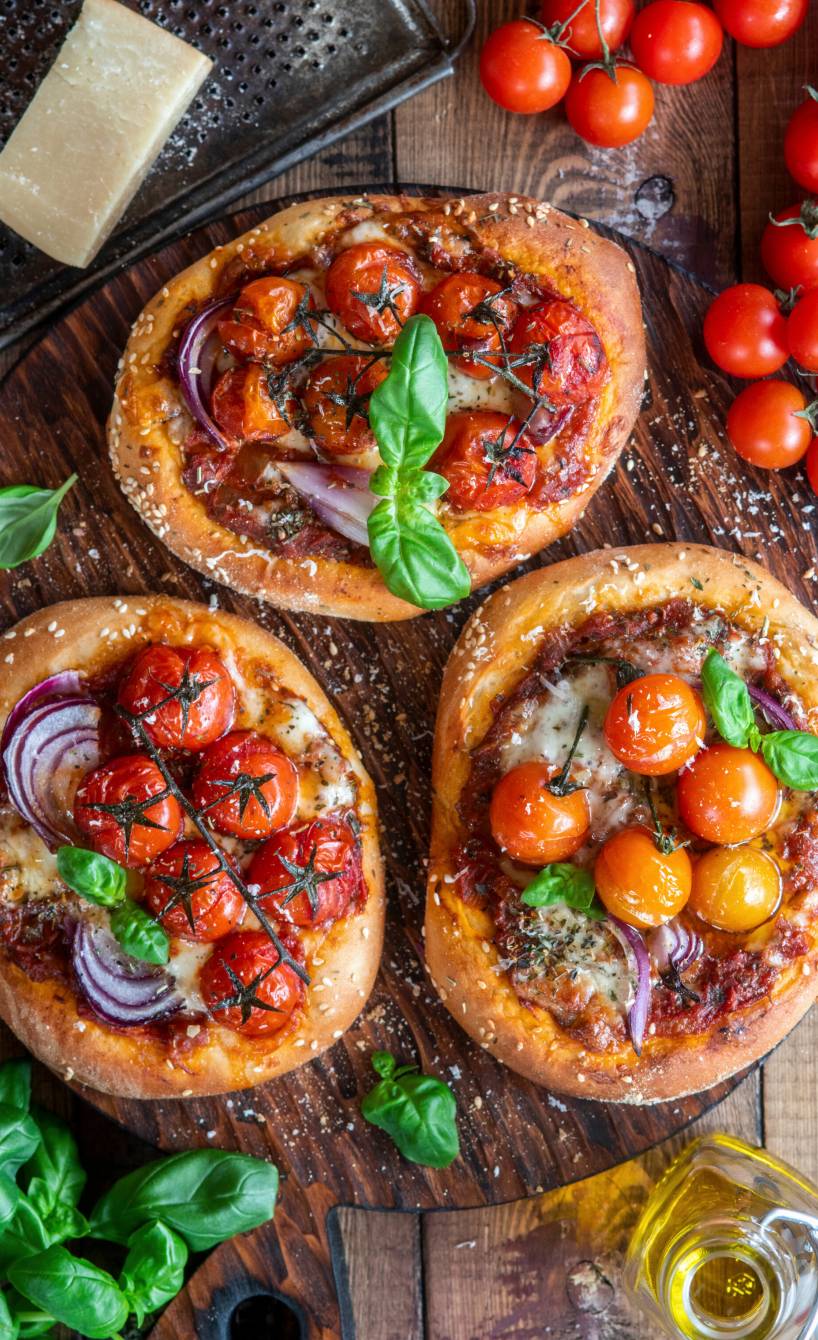 Mini-Pizzen mit Kirschtomaten und roter Zwiebel