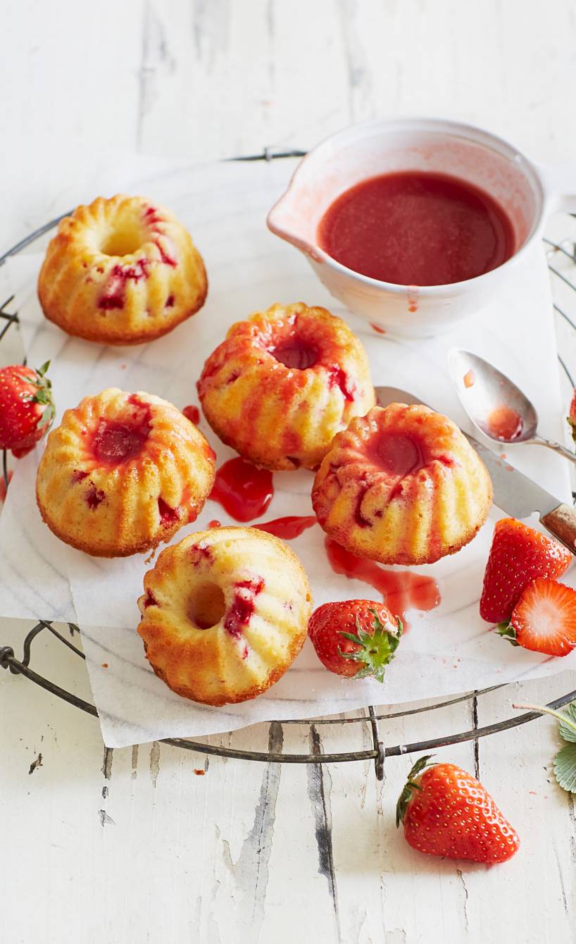 Mini-Zitronengugelhupfe mit Erdbeersoße