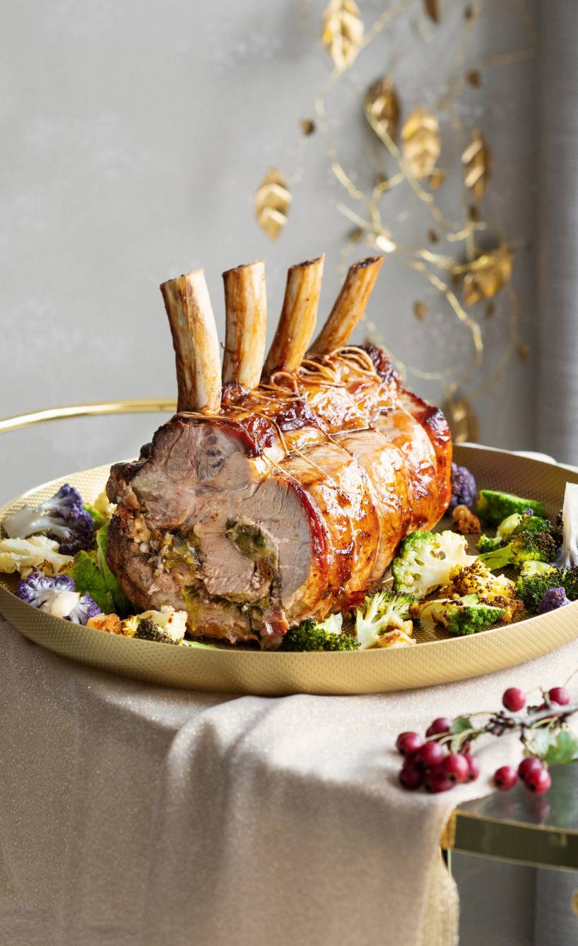 Mit Endivie und Panettone-Croûtons gefülltes Kalbskarree auf bunten Blumenkohlröschen