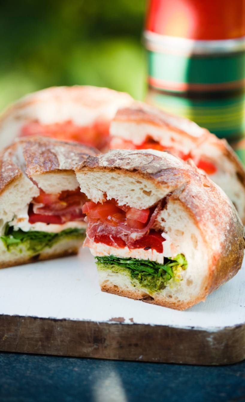 Mit Hähnchen, Pancetta und Tomaten gefülltes Ciabatta
