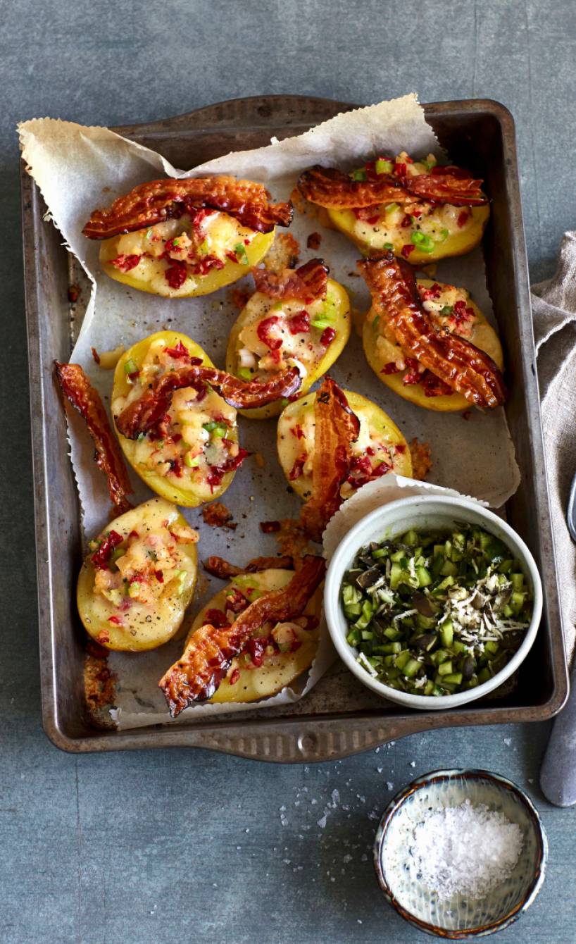 Mit Käse und Südtiroler Speck gefüllte gebackene Kartoffeln