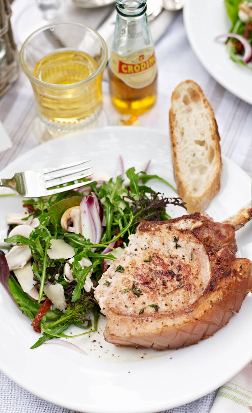 Mit Kräuterfrischkäse gefülltes gegrilltes Schweinekotelett | SoIsstItalien