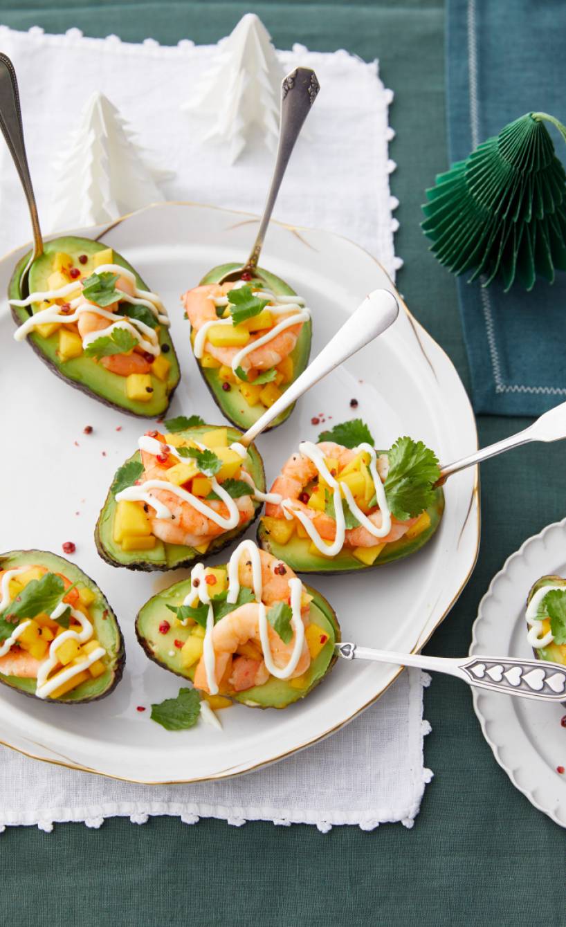 Mit Mango und Garnelen gefüllte Avocados