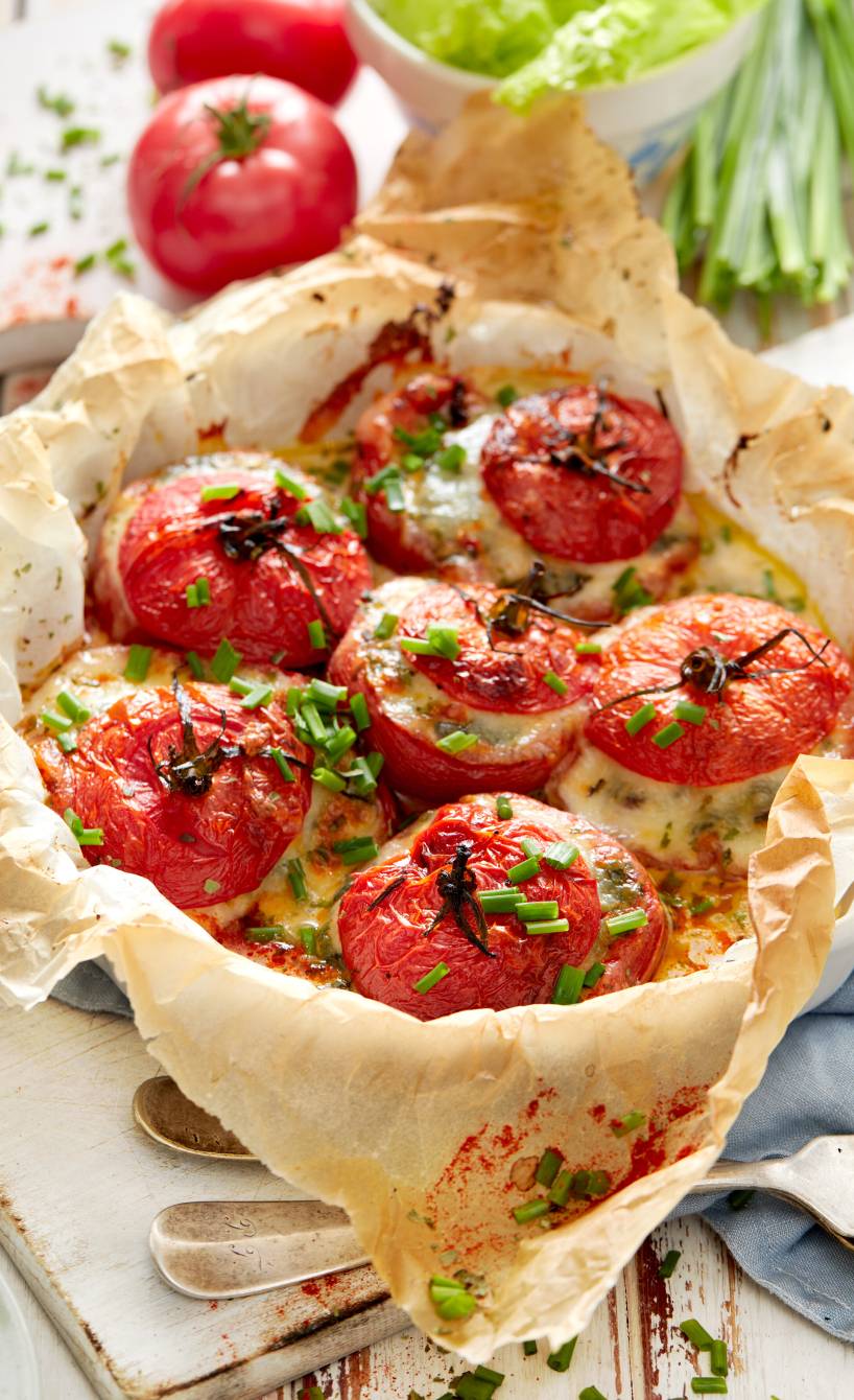 Gefüllte Ofentomaten mit Spinat und Mozzarella in einer Auflaufform