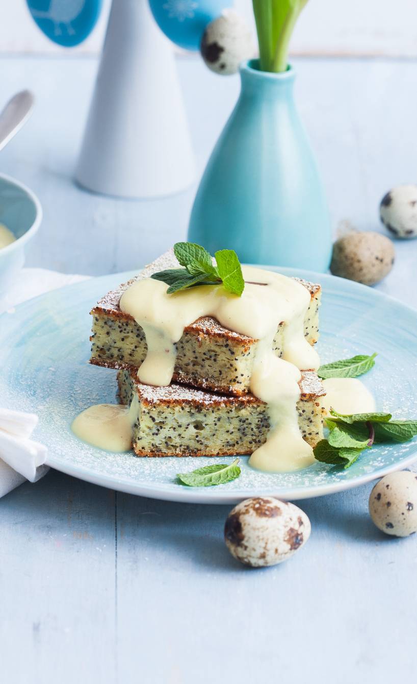 Zwei gestapelte Stücke Mohn-Grieß-Soufflé übergossen mit Eierlikör-Soße 