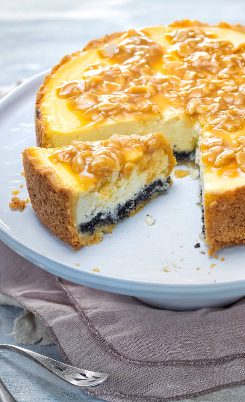 Mohn-Käsekuchen mit Mandel-Karamellbelag