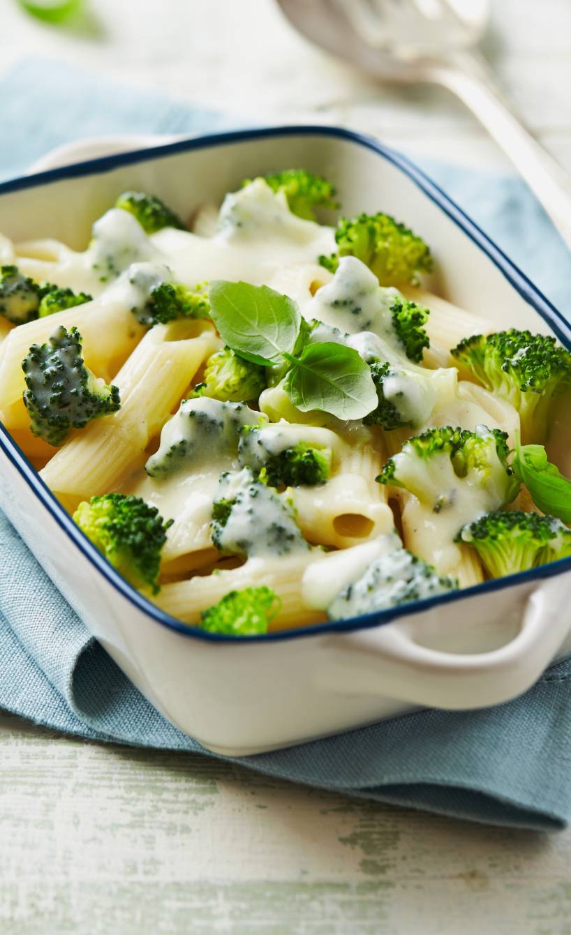 Brokkoliauflauf mit Penne in einer Auflaufform, überbacken mit Mozzarella