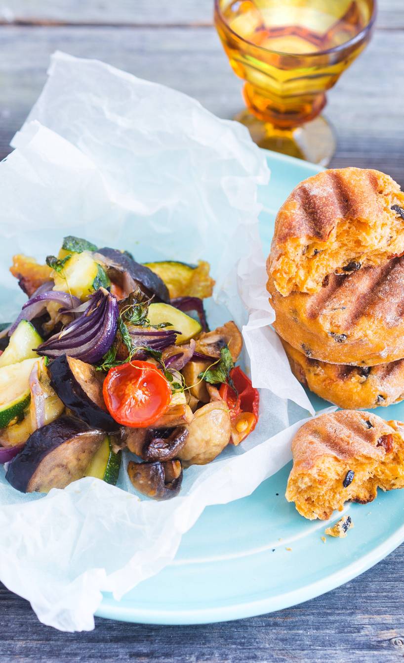 Mozzarella-Gemüsepäckchen und kleine Tomaten-Olivenbrötchen vom Grill