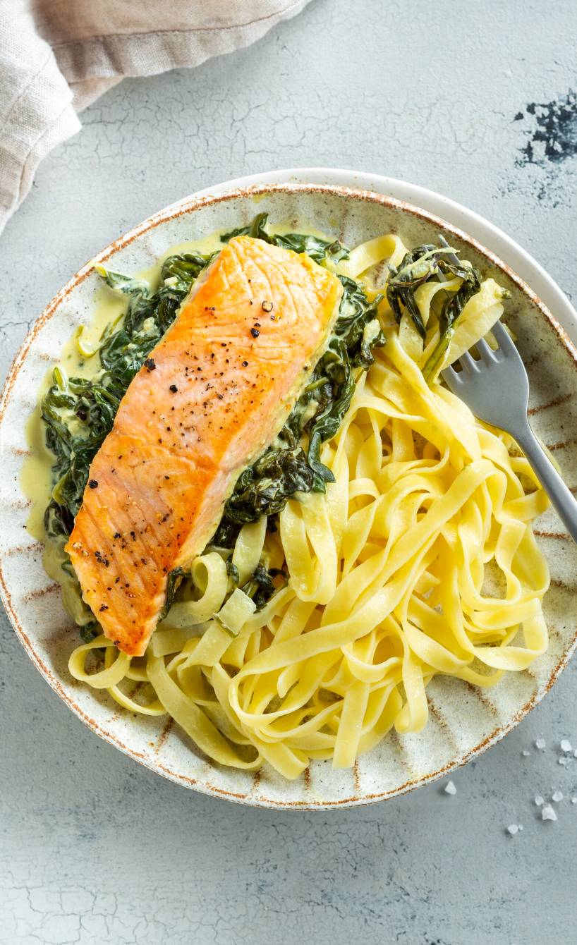 Ofenlachs mit Rahmspinat und Tagliatelle
