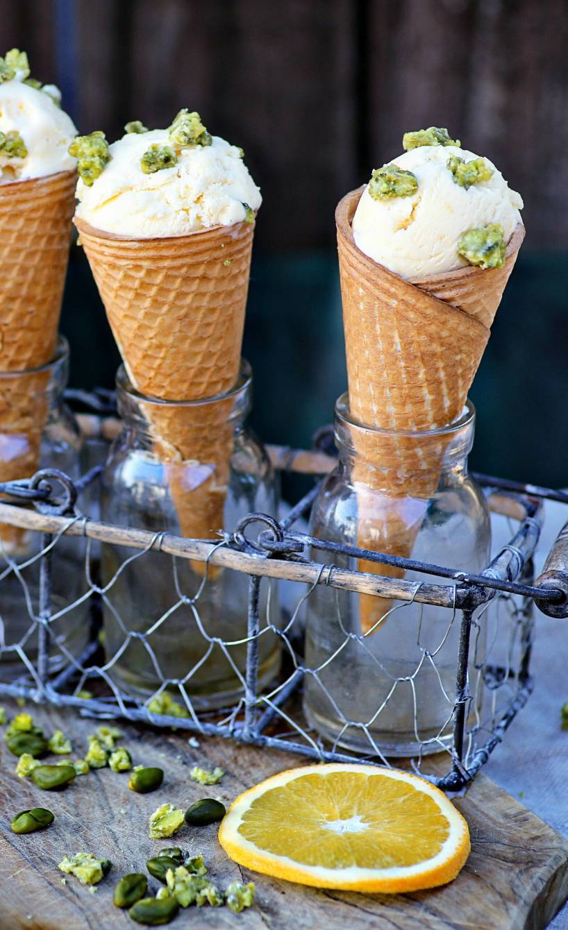 Orangen-Mascarponeeis mit Pistazien