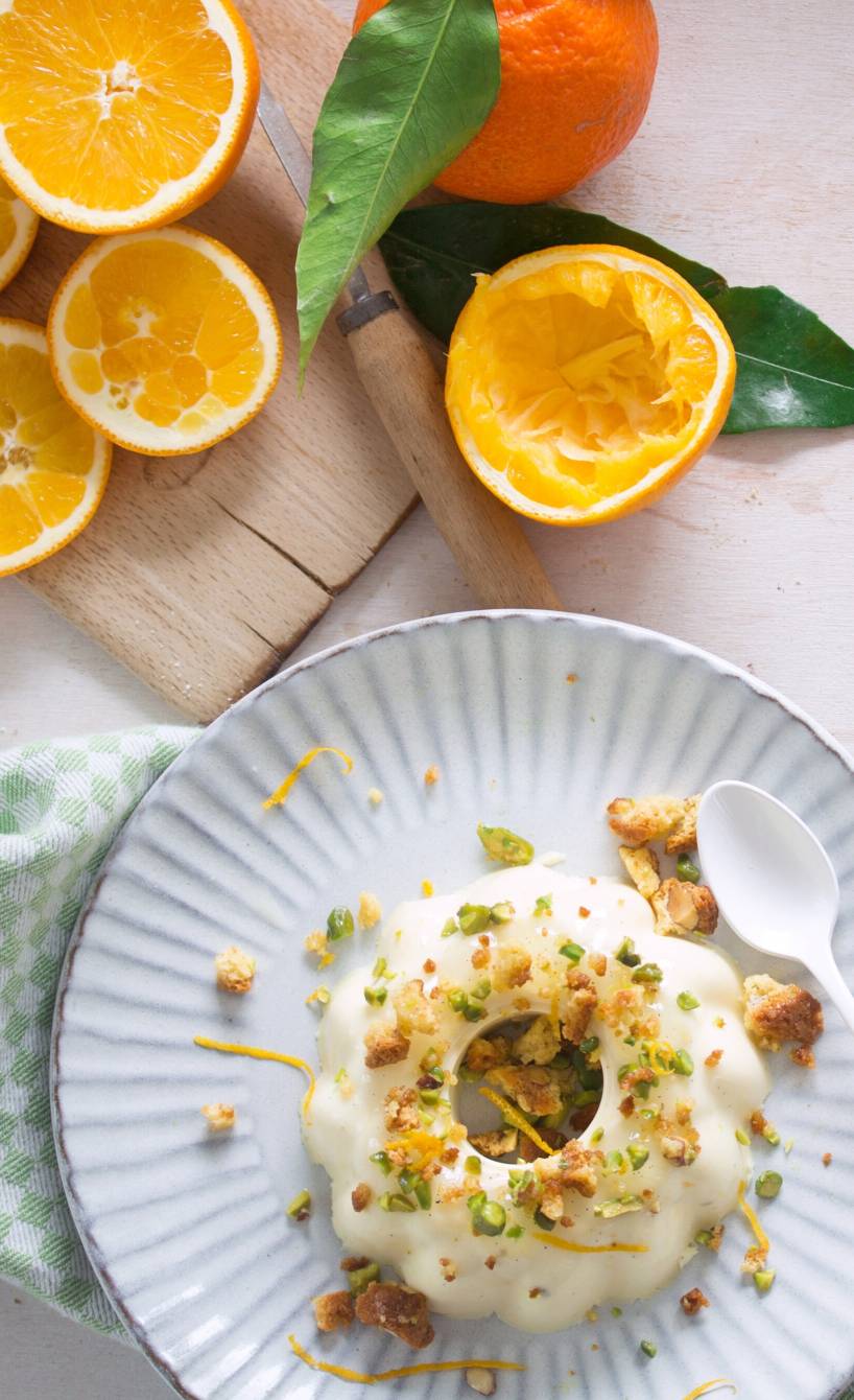 Orangen-Pannacotta mit Cantuccini-Streuseln