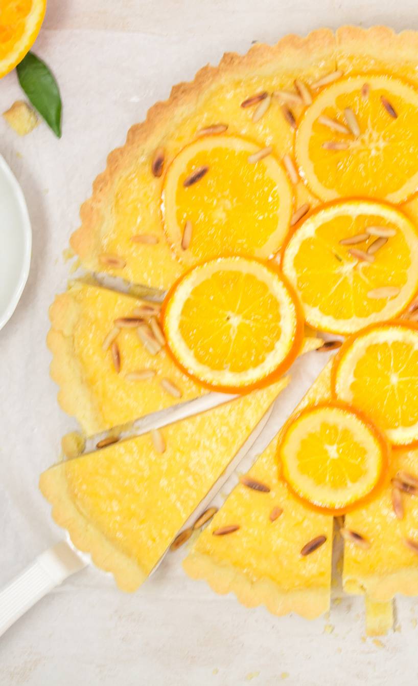 Orangentarte mit Pinienkernen