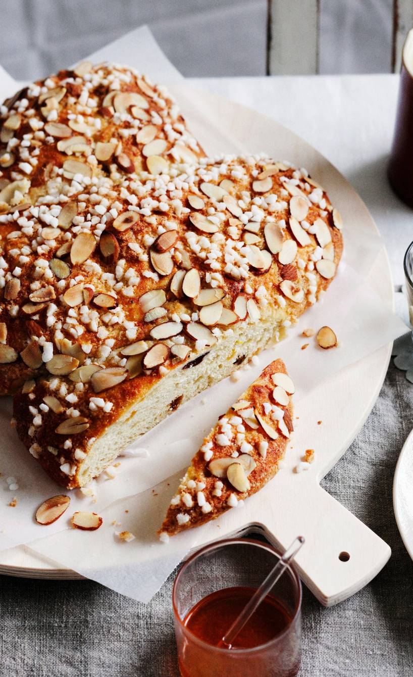 Colomba Pasquale: Italienische Ostertaube aus Hefeteig angeschnitten auf einem Holzbrett