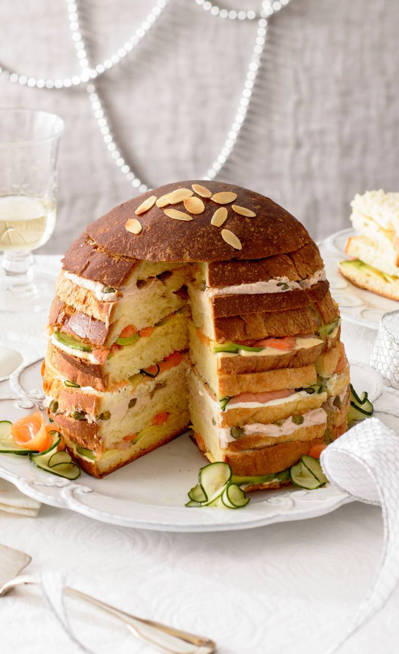 Muffuletta Sandwichtorte mit mehreren Schichten aus Lachs, Thunfisch und Gurke