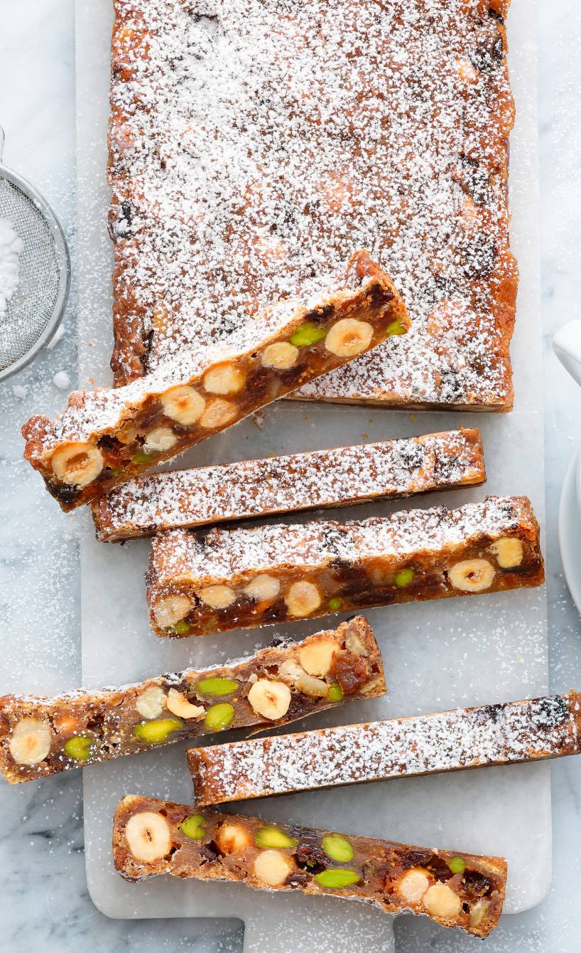 Panforte Gewürzkuchen angeschnitten auf einem Marmorbrettchen