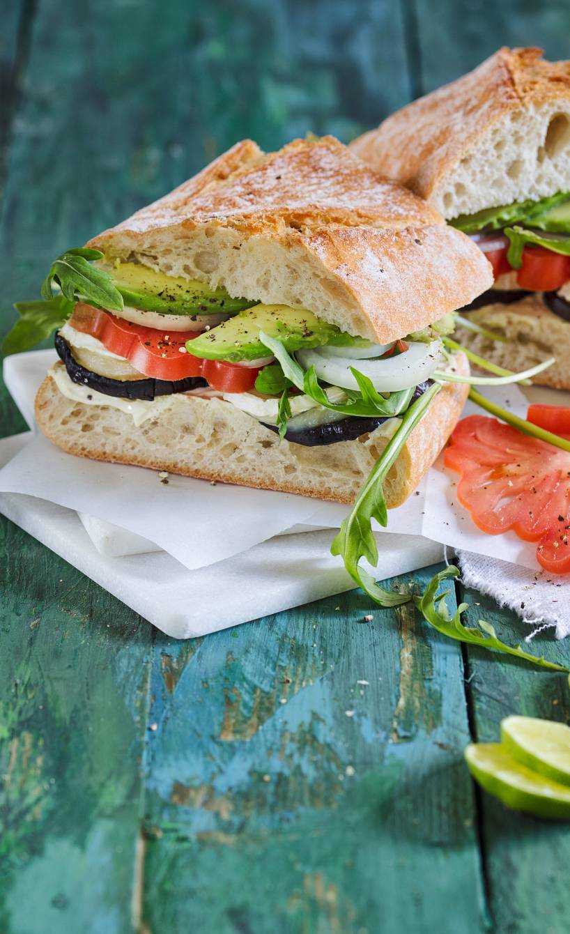 Panini mit gegrillter Aubergine und Avocado