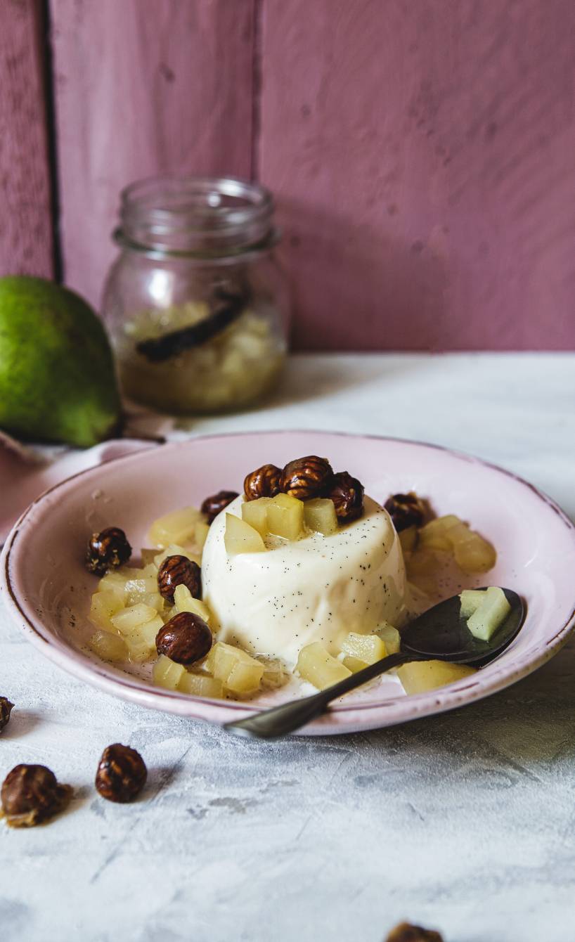 Pannacotta mit Birnenkompott und karamellisierten Haselnüssen
