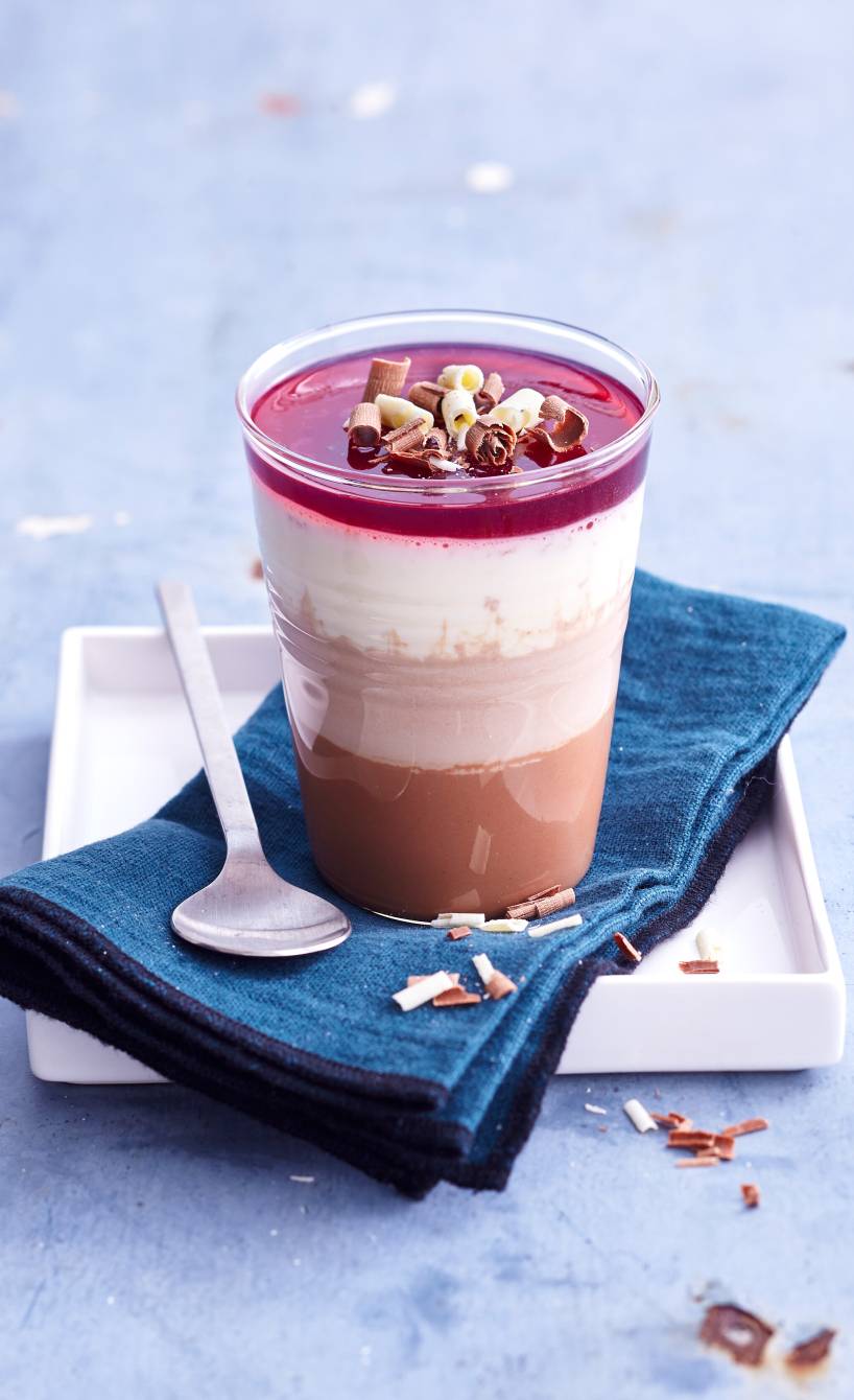 Pannacotta mit dreierlei Schokoladen und Waldfruchtsoße