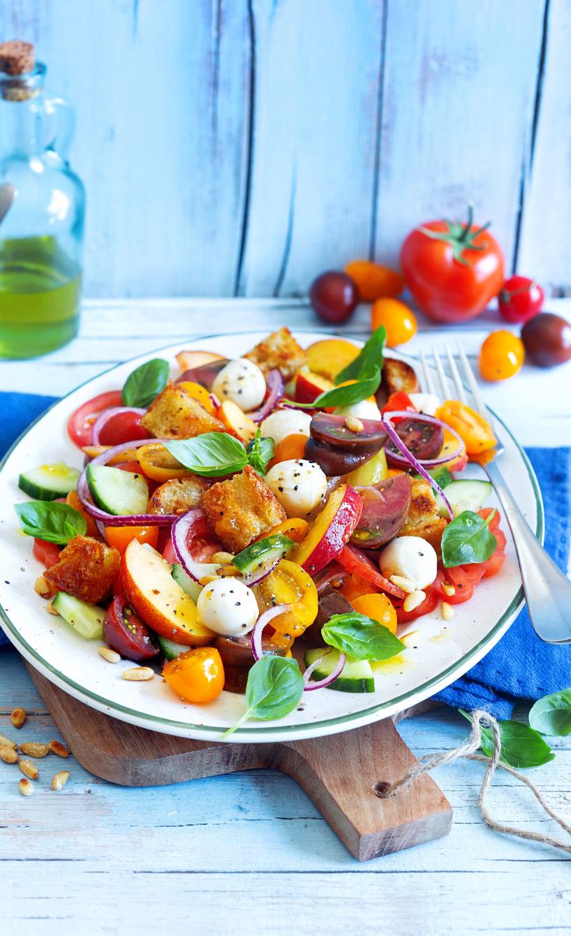 Panzanella mit bunten Tomaten, Mozzarella und Nektarinen