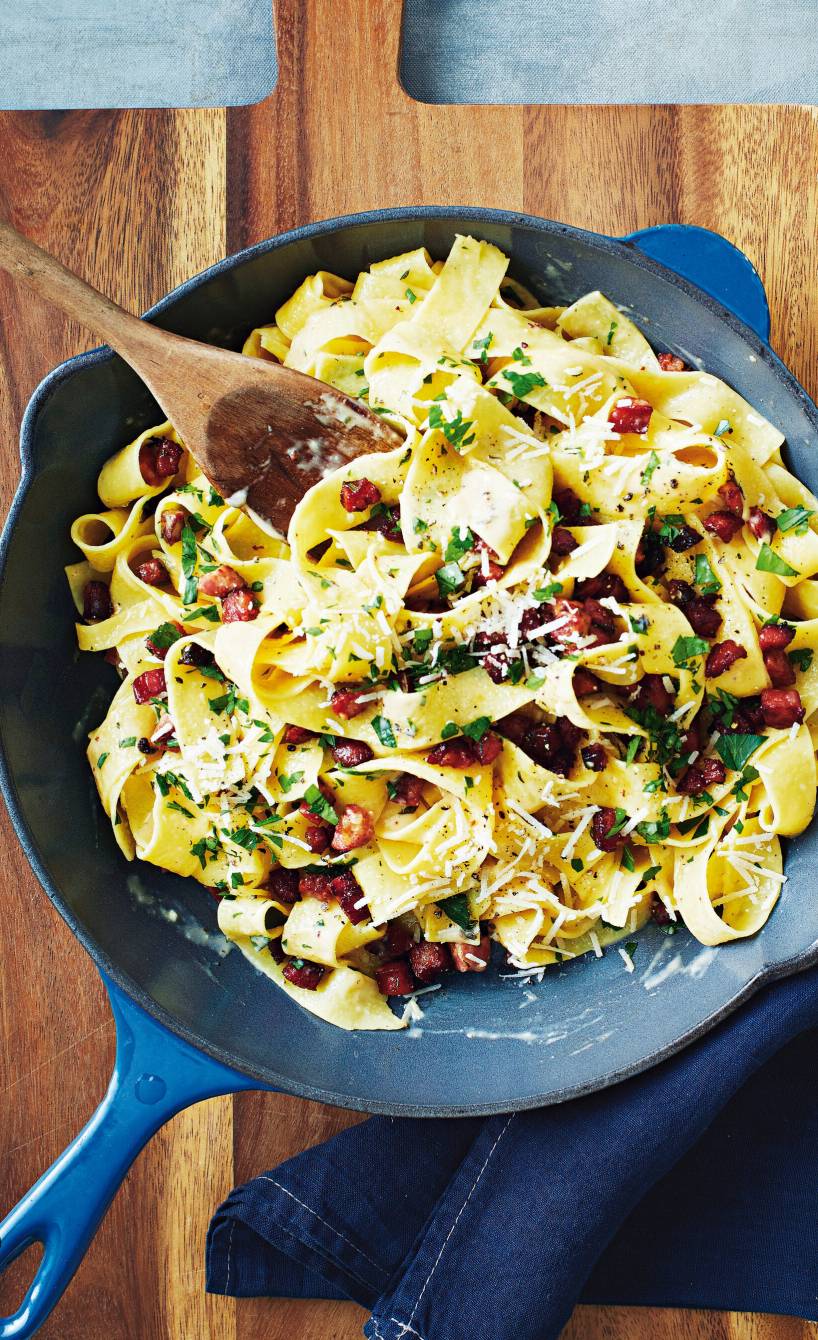  Pappardelle mit Salami-Carbonara in einer Pfanne