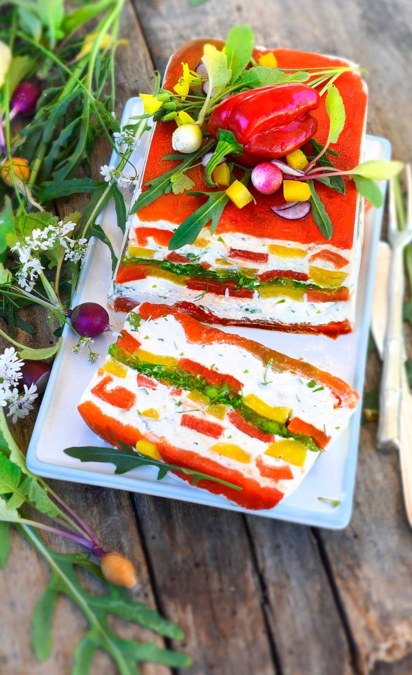 Terrine mit Paprika & Frischkäsecreme aus der Kastenform gestürzt auf einer Servierplatte
