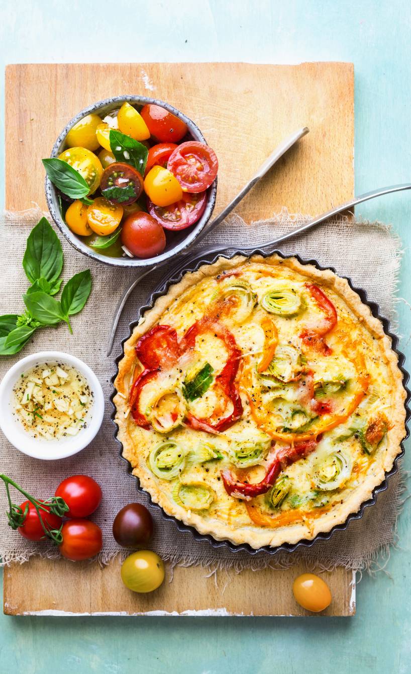 Paprika-Lauch-Tarte mit Tomatensalat