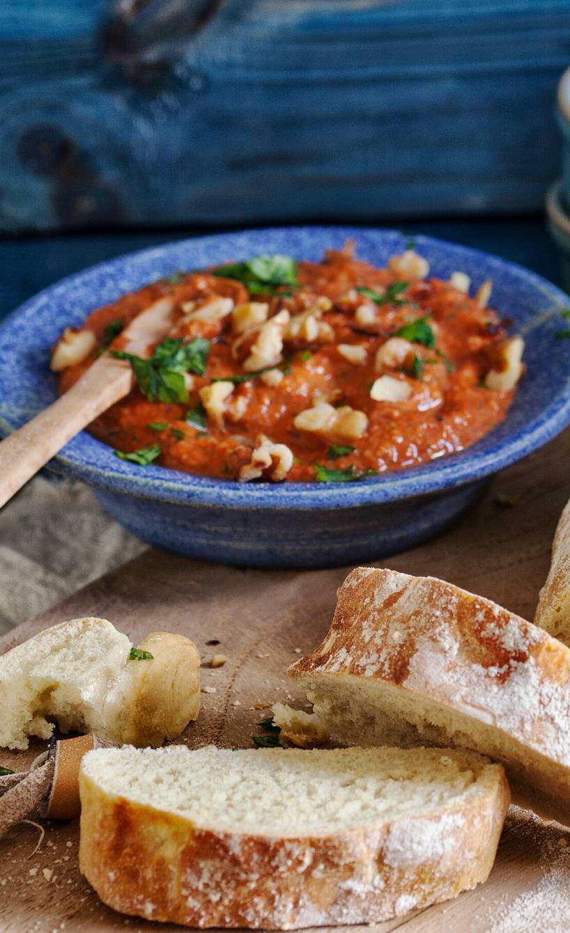 Paprikadip in einer Schale, daneben frisch gebackenes Ciabatta