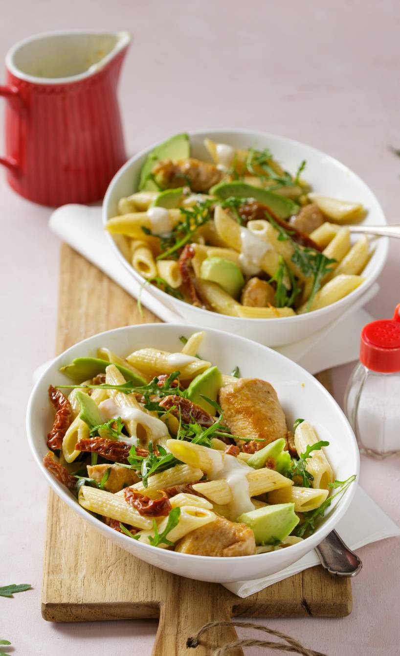 Pastasalat mit Hähnchen und Avocado