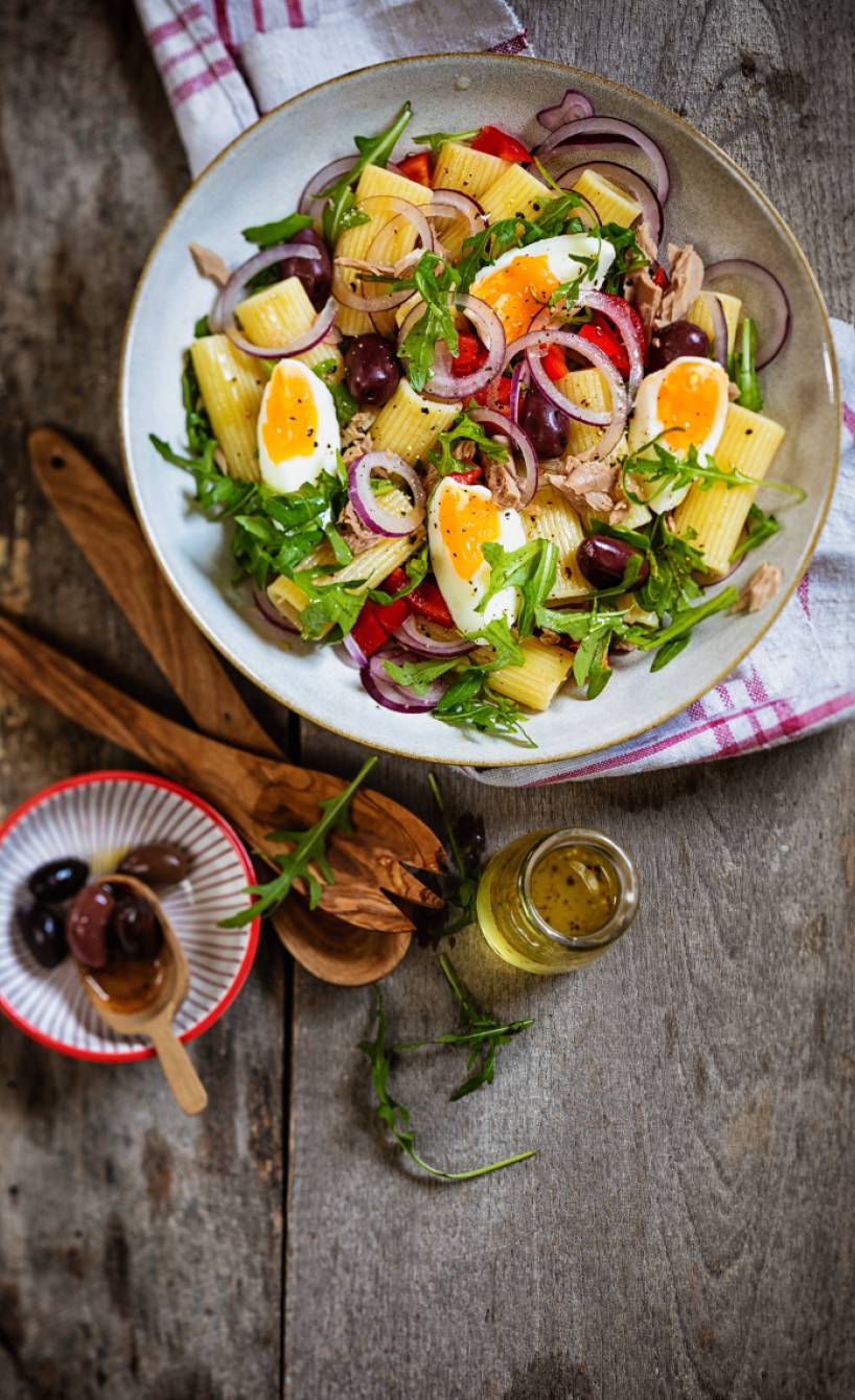 Pastasalat mit Rucola, Thunfisch und Eiern