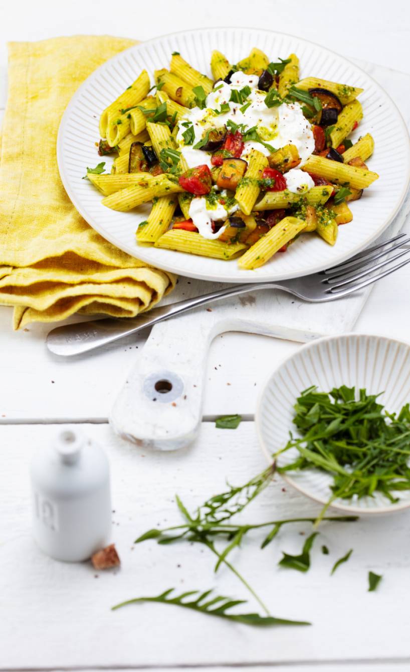 Penne mit Rucola-Pistazien-Pesto und Burrata