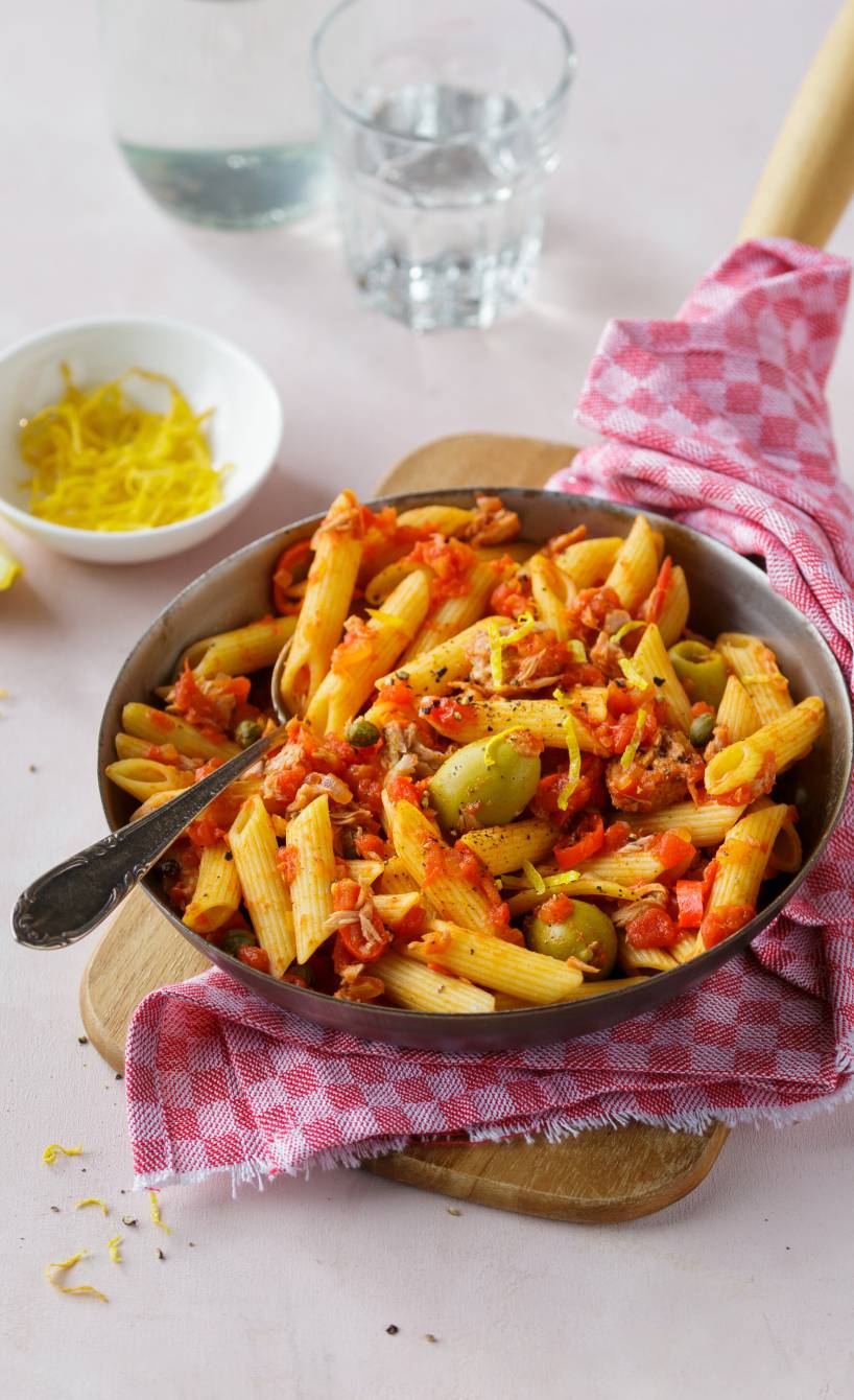 Penne mit herzhaftem Thunfisch-Tomaten-Sugo in einer Pfanne auf einem Tisch